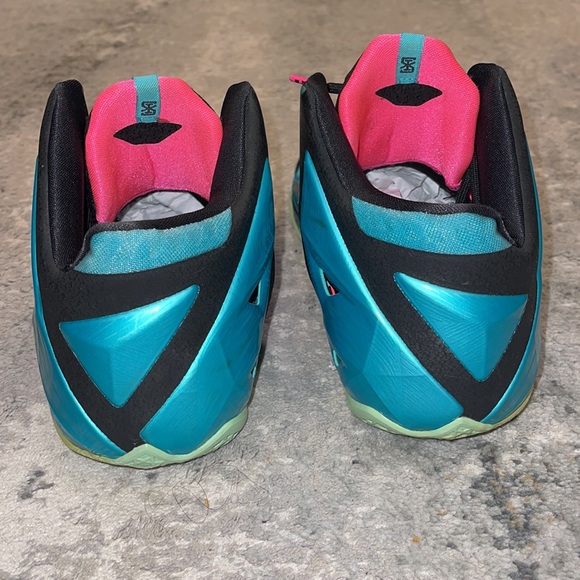 Nike | LeBron James 11 South Beach - Picture 6 of 9